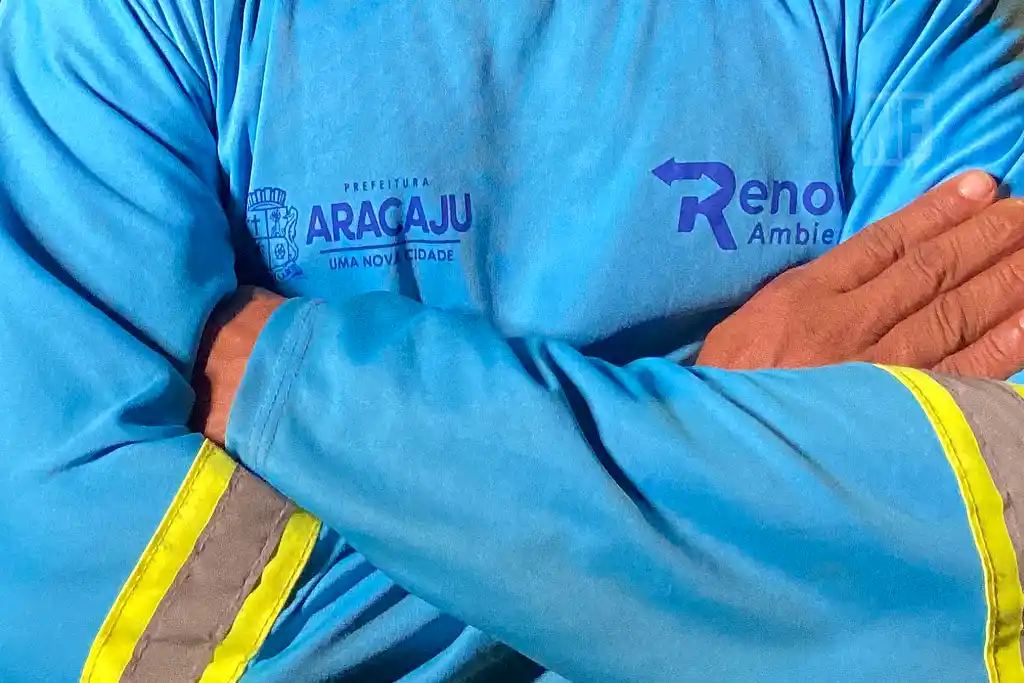 Trabalhador da limpeza cruza os braços