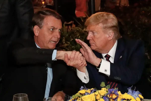 Ex-Presidente da República Jair Bolsonaro cumprimenta o presidente dos Estados Unidos Donald Trump. Mar a Lago - Flórida, 09/03/2020
