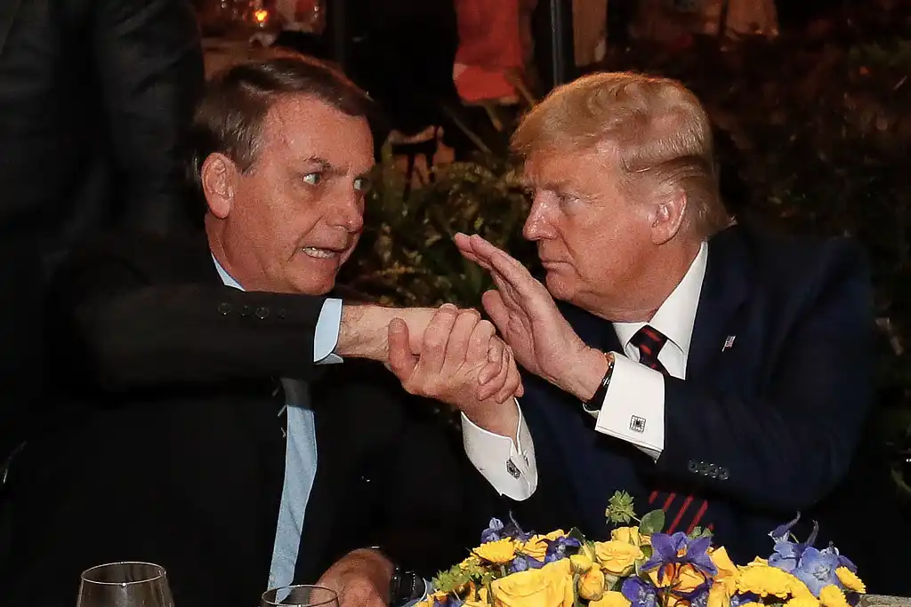 Ex-Presidente da República Jair Bolsonaro cumprimenta o presidente dos Estados Unidos Donald Trump. Mar a Lago - Flórida, 09/03/2020