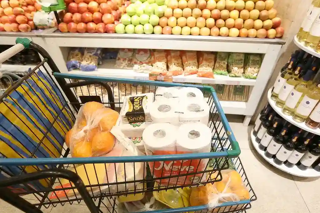 Carrinho de supermercado com produtos da cesta básica