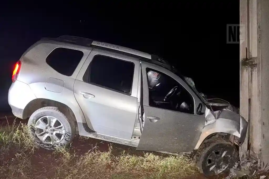 Carro bate contra um posto na Rodovia SE-100, no município de Estância