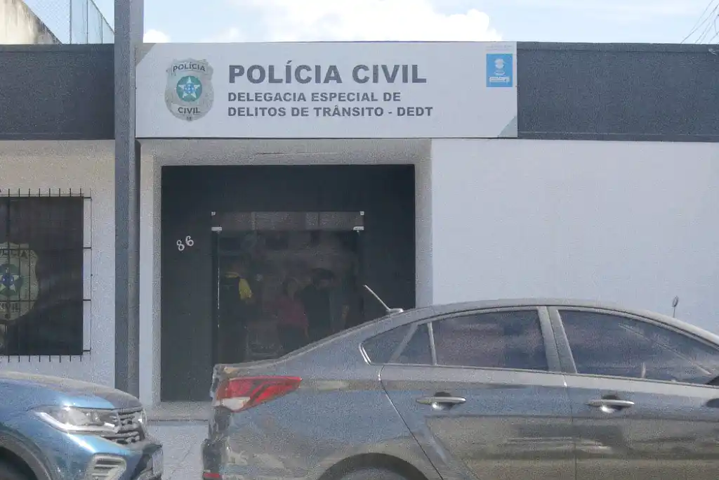 Frente da Delegacia Especializada em Delitos de Trânsito (DEDT), em Aracaju
