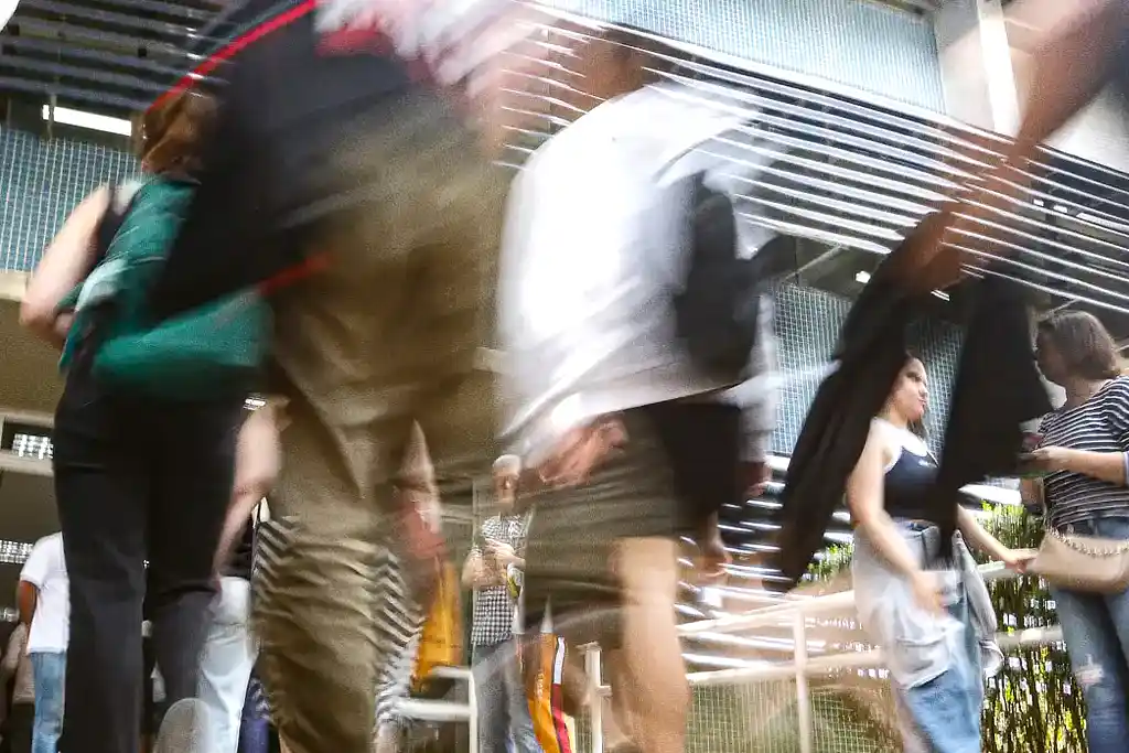 Estudantes chegam para provas do ENEM na UNIP Vergueiro em São Paulo, 10/11/2024