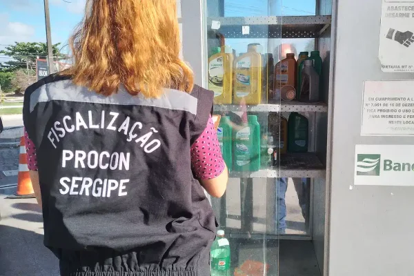 Agente do Procon Sergipe fiscaliza posto de combustível