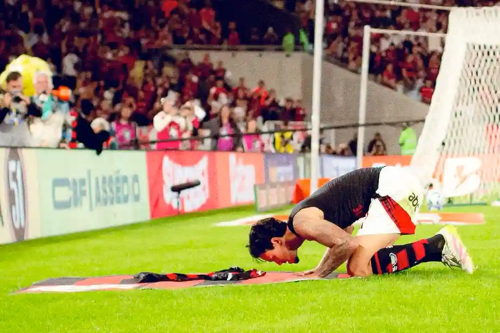 Centroavante Pedro beijar bandeira do Flamengo
