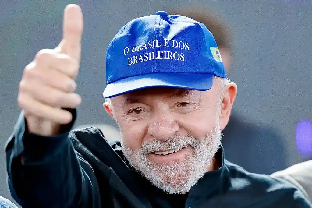 Presidente Lula vestindo boné azul com o dizeres "O Brasil é dos brasileiros"