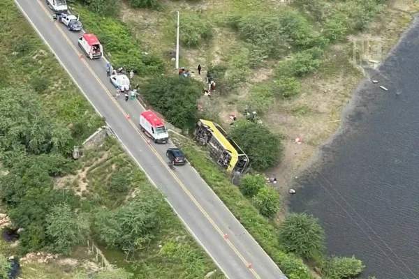 Ônibus tomba em Poço Redondo e deixa 12 feridos