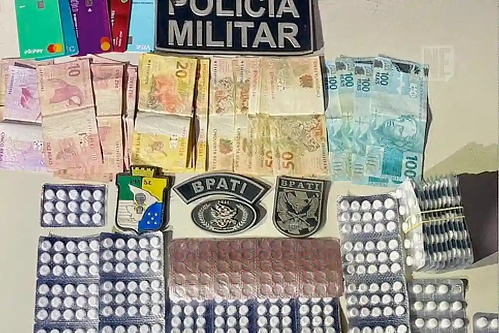 PM apreende 717 comprimidos de rebite e prende dupla em Umbaúba