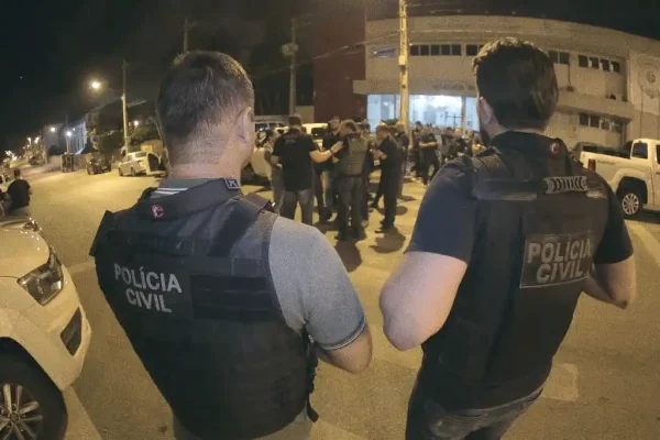 Policiais civis na frente da delegacia em Lagarto