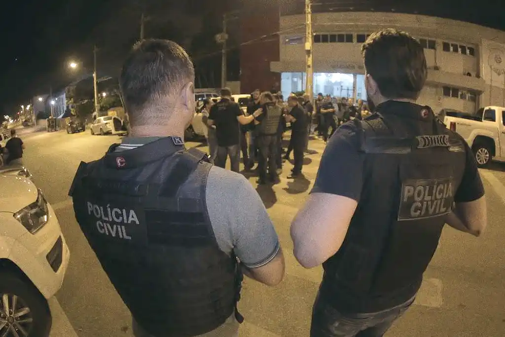 Policiais civis na frente da delegacia em Lagarto