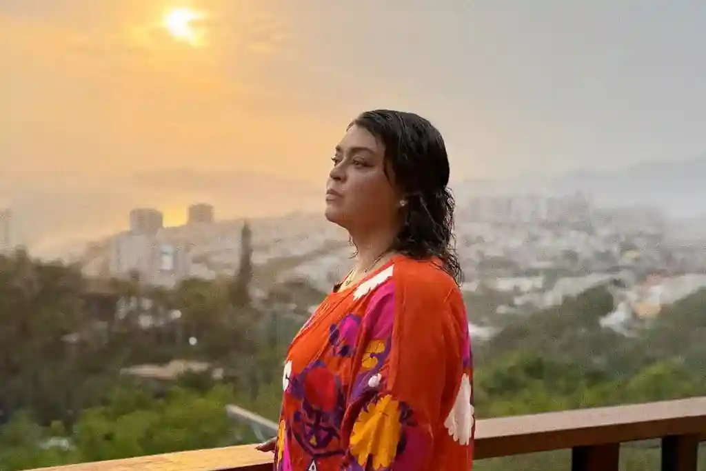 Cantora Preta Gil com o nascer do sol ao fundo