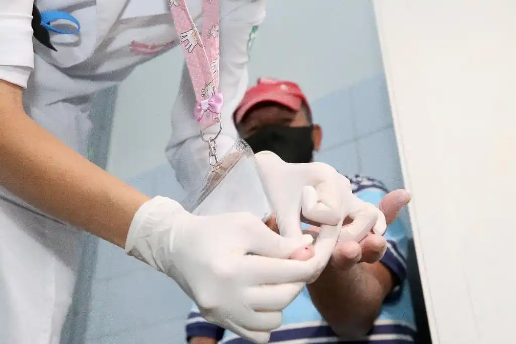 Teste rápido para a detecção da infecção pelos vírus da hepatites B ou C