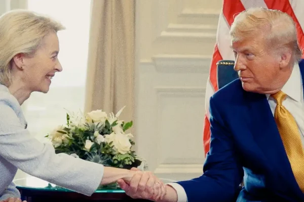Ursula von der Leyen e Trump apertando as mãos em acordo comercial da União Europeia com os EUA