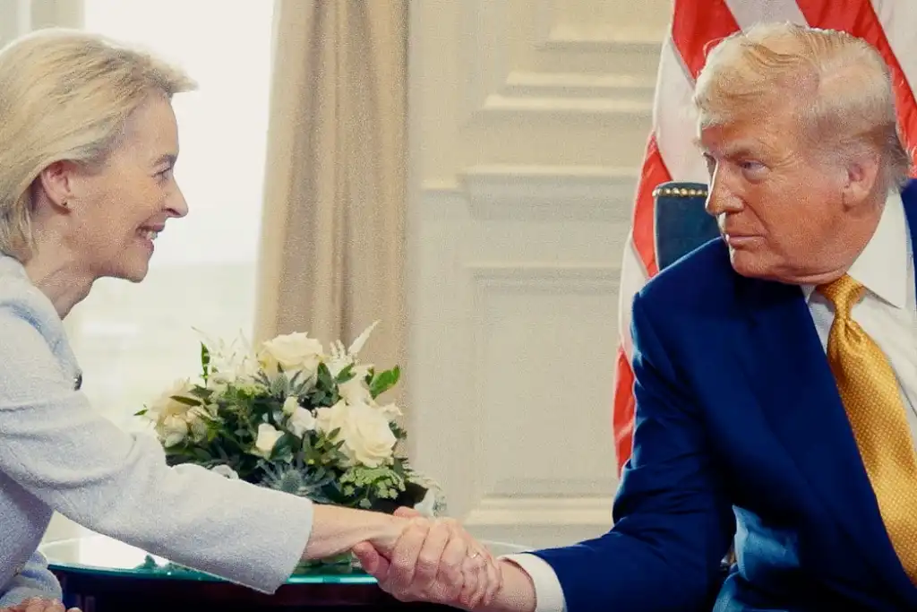 Ursula von der Leyen e Trump apertando as mãos em acordo comercial da União Europeia com os EUA