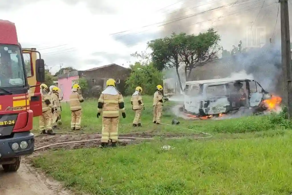 Carro pega fogo em garagem e bombeiros evitam tragédia em Areia Branca