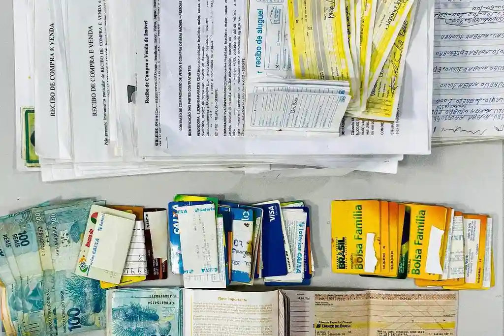 Ação da Polícia Civil de Sergipe localizou 43 cartões, contratos de dívida e dinheiro durante cumprimento de mandado de busca contra agitoa