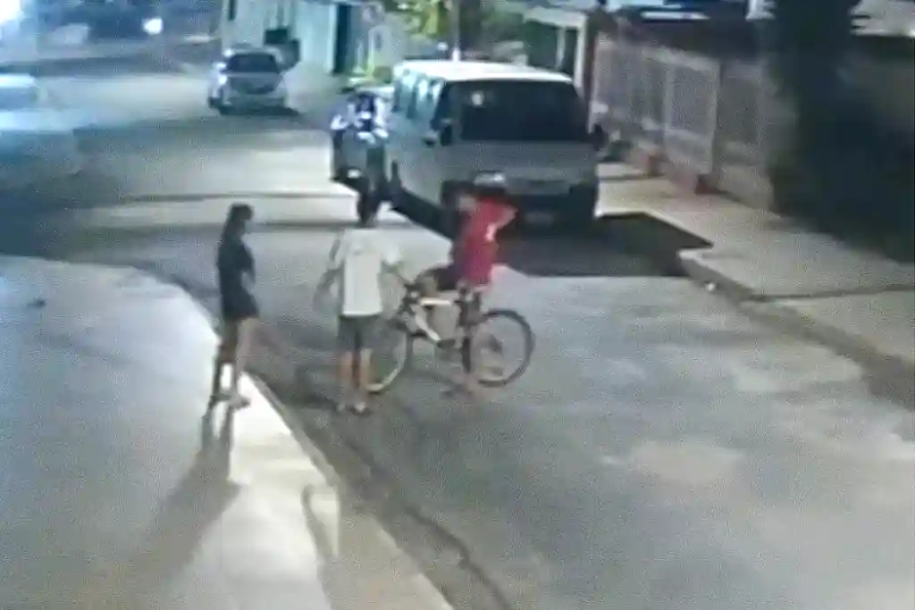 Assaltante de bicicleta assaltando um adolescente em Aracaju
