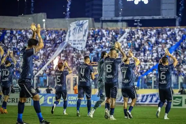 Jogadores do Confiança e a torcida ao fundo, na Arena Batistão, em Aracaju