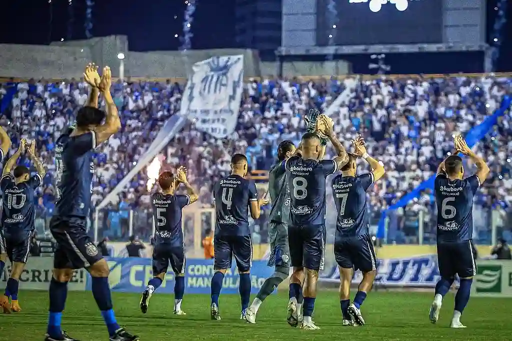 Jogadores do Confiança e a torcida ao fundo, na Arena Batistão, em Aracaju