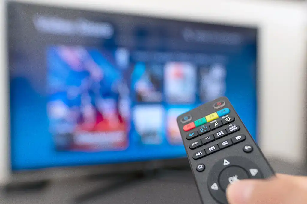 Controle remoto controlando televisão