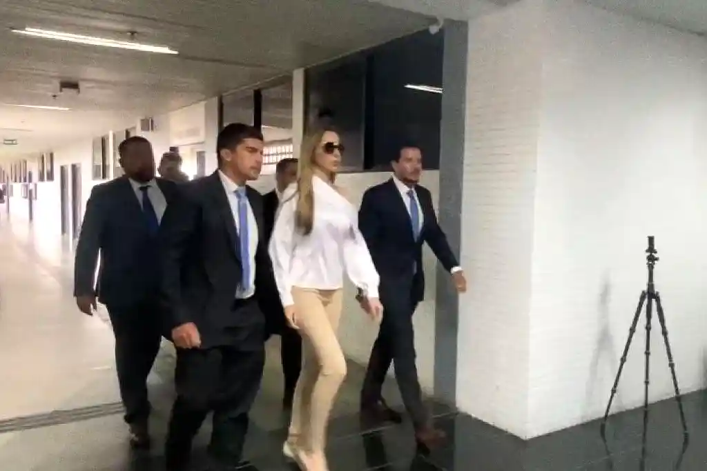 Médica Daniele Barreto chega para a 1ª audiência sobre a morte do advogado José Lael de Souza Rodrigues Junior