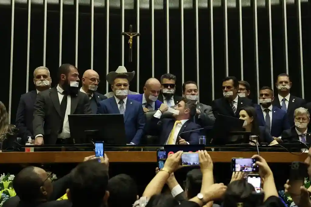 Deputados são denunciados por motim na Câmara