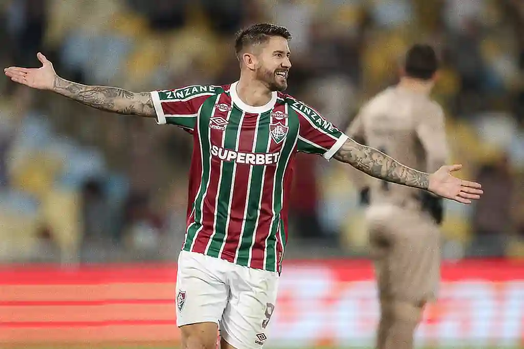 Everaldo comemora gol do Fluminense no Maracanã