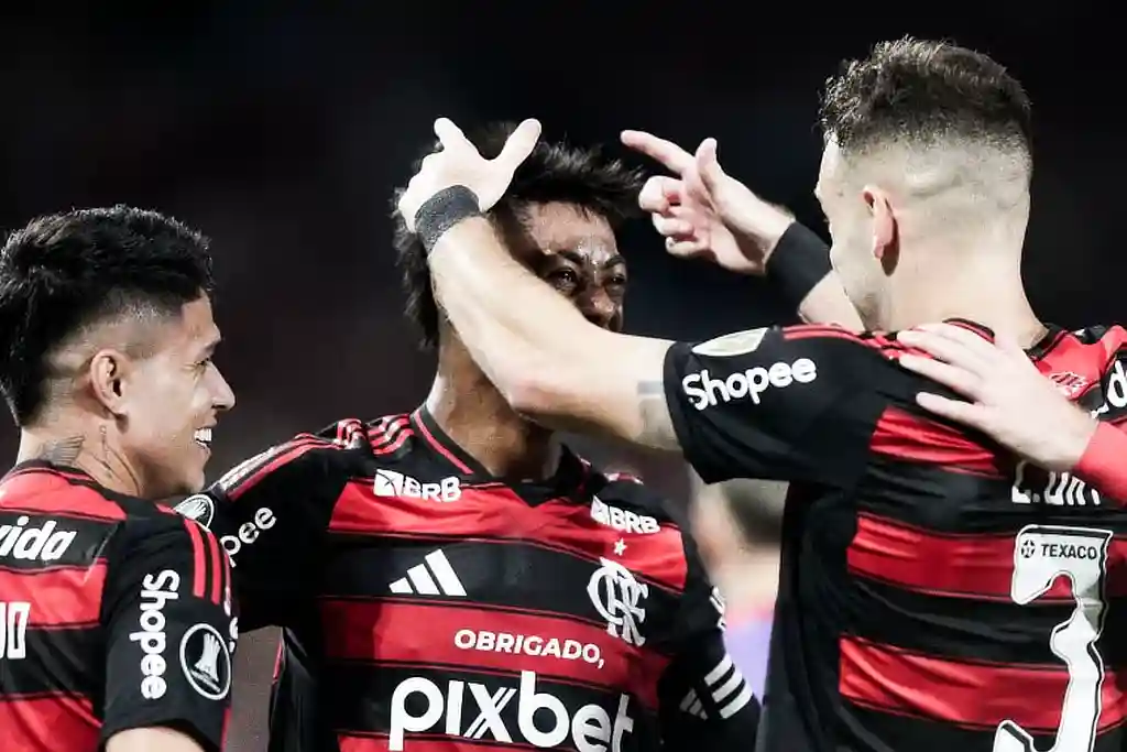 Jogadores do Flamengo comemoram gol na Libertadores 2025