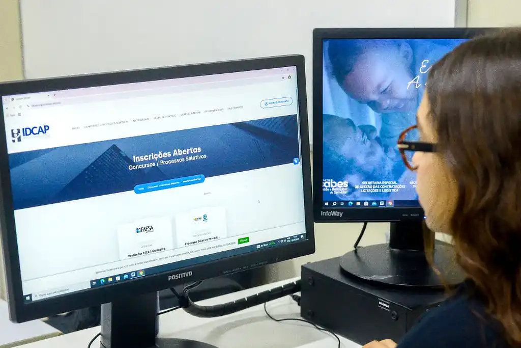 Mulher olhando para a tela de computador, acessando internet