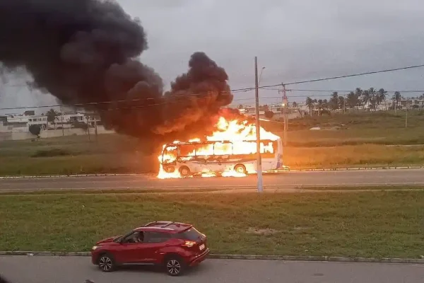 Veículo que transportava estudantes de um colégio estadual pegou fogo em Sergipe