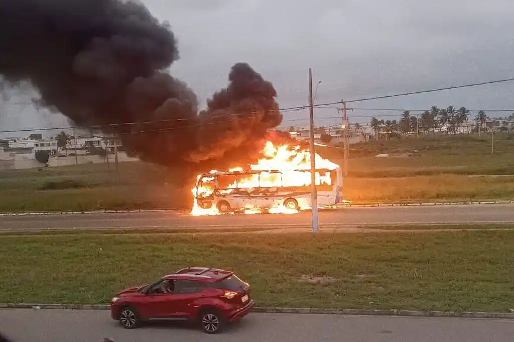 Veículo que transportava estudantes de um colégio estadual pegou fogo em Sergipe