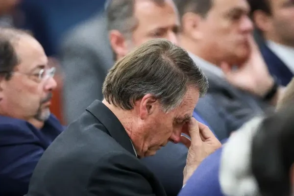 Ex-presidente Jair Bolsonaro cabisbaixo em audiência no STF