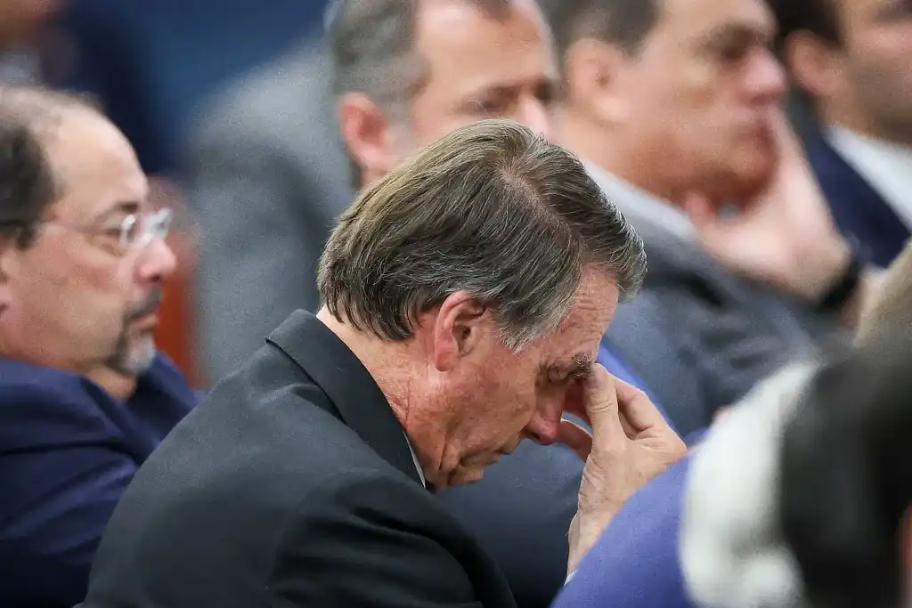 Ex-presidente Jair Bolsonaro cabisbaixo em audiência no STF