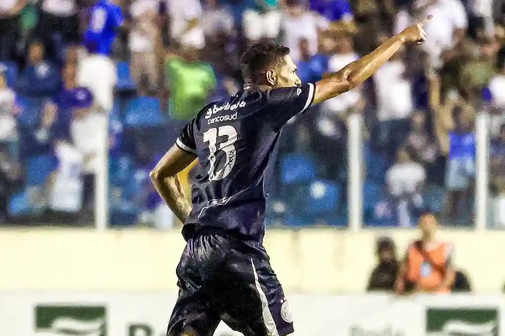 Jogador Renilson comemora gol do Confiança