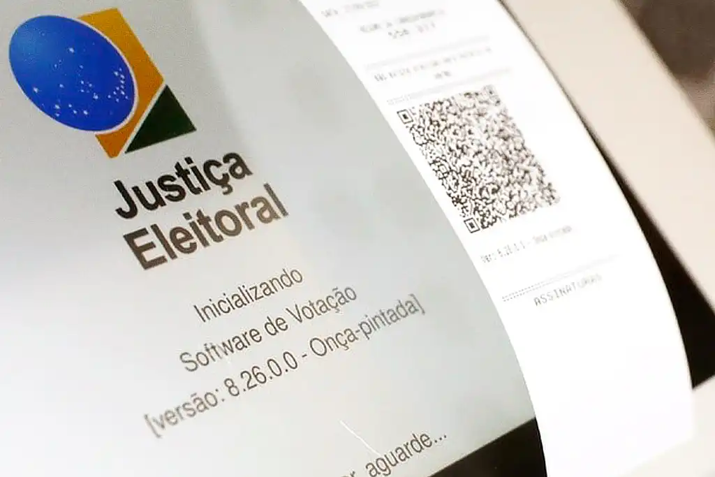 Urna eletrônica com o símbolo da Justiça Eleitoral