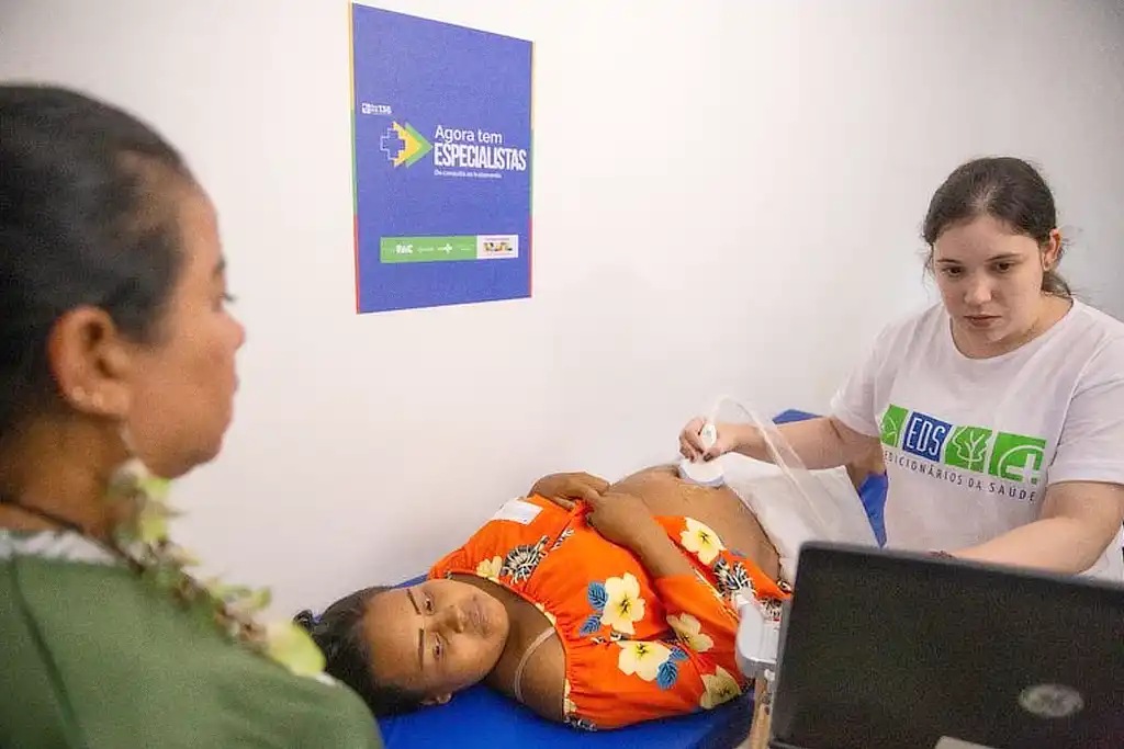 Profissional do Mais Médicos atende paciente gravida