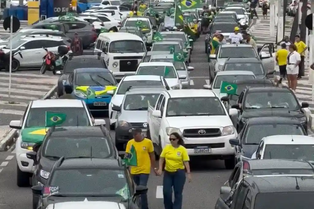 Manifestação pró-Bolsonaro leva carreata às ruas de Aracaju