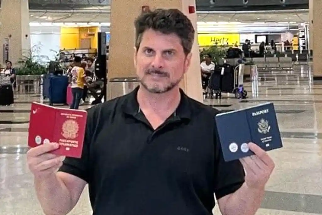 Senador Marcos do Val exibindo passaportes