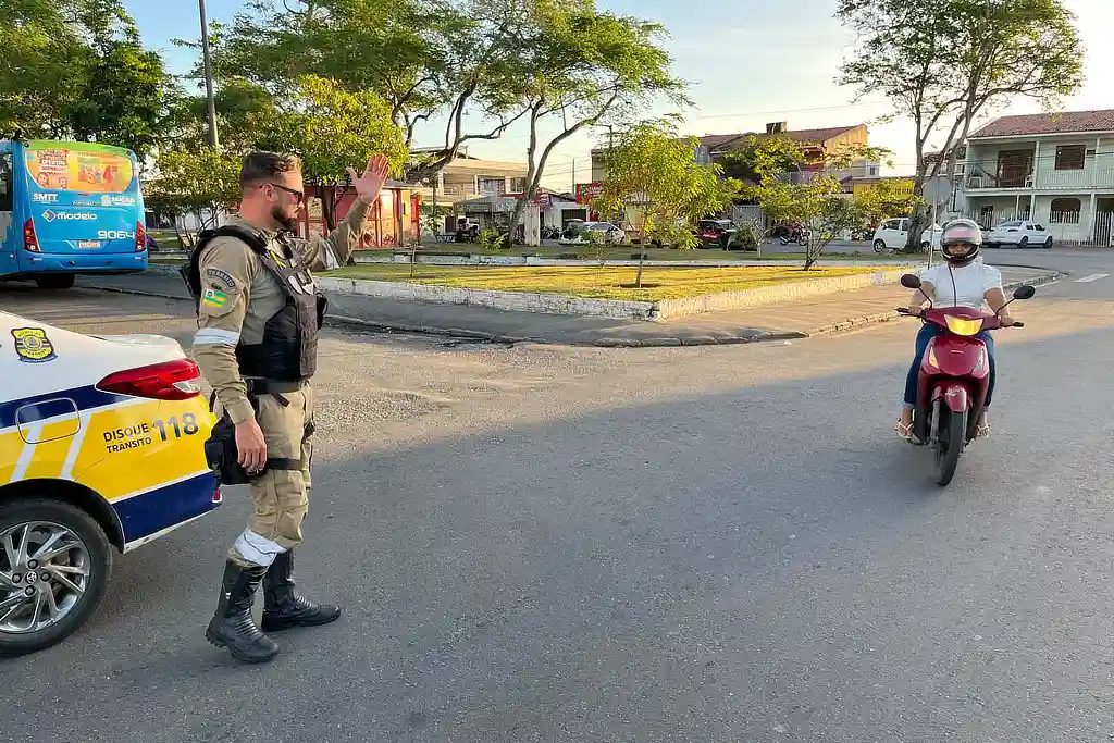 Agente da SMTT orientando trânsito na Praça Vereador Osvaldo Mendonça, em Aracaju