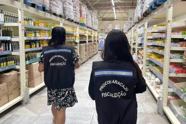 Agentes do Procon Aracaju monitoram preços da cesta básica em supermercado da capital sergipana