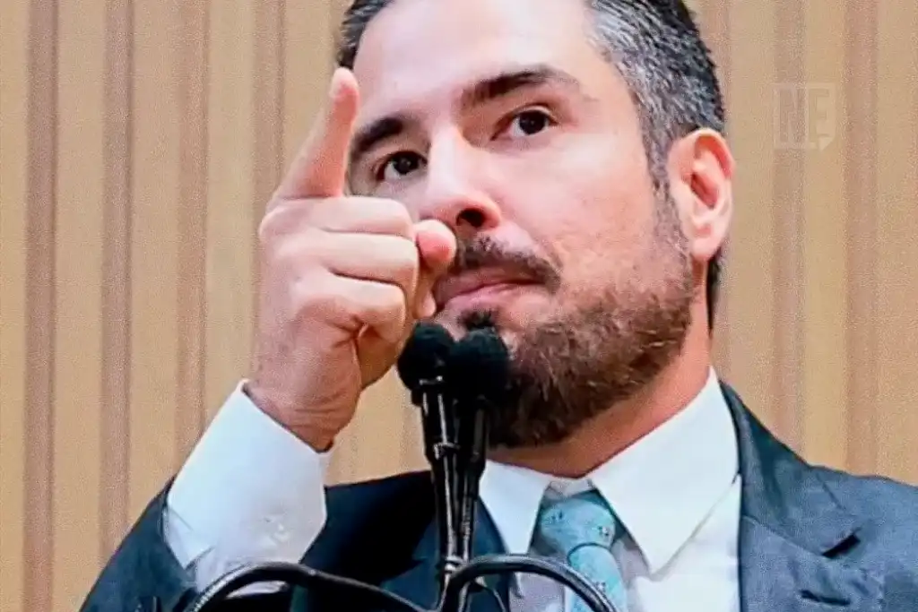 Vereador Ricardo Vasconcelos durante discurso na Câmara
