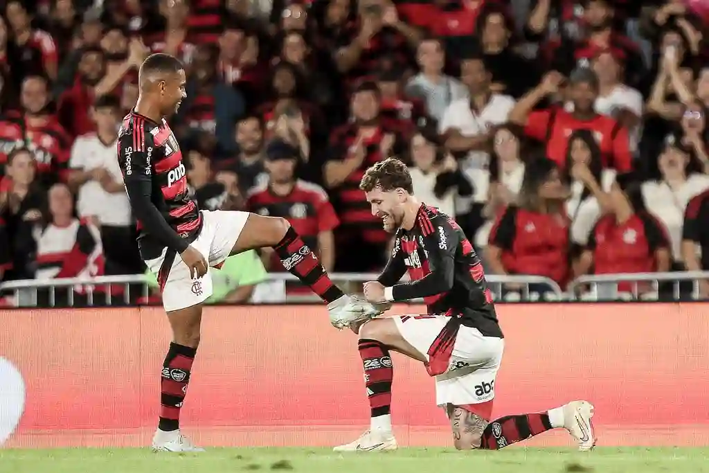 Jogadores do Flamengo Samuel Lino e Léo Pereira