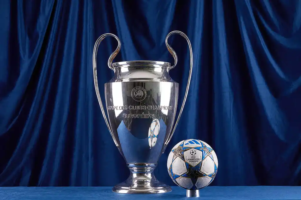 Taça e bola da Champions League