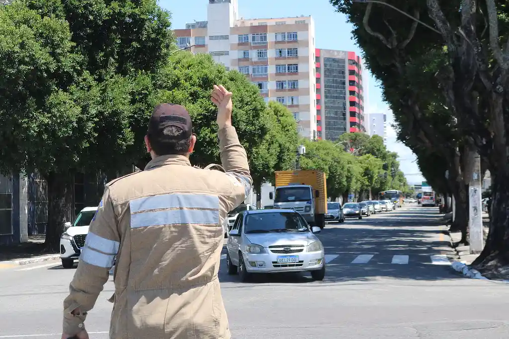 Agente da SMTT Aracaju controlando o trânsito na avenida Barão de Maruim