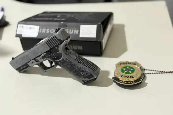 Arma falsa utilizada por indivíduo que se passava por policial para ameaçar moradores em Sergipe