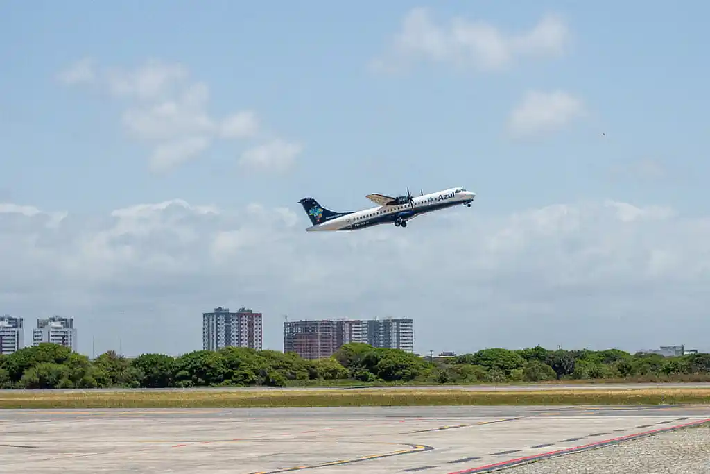 Aeronave da Azul decolando do aeroporto de Aracaju