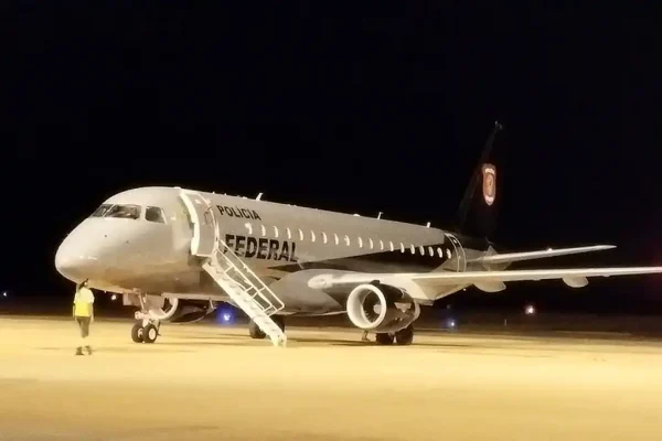 Avião da Polícia Federal no aeroporto de Palmas - TO