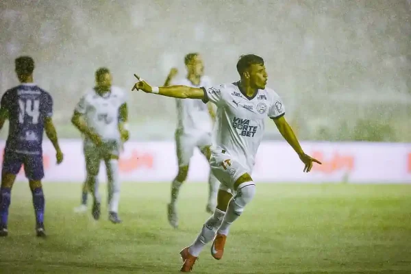 Lucho comemora seu gol contra o Confiança, na final da Copa do Nordeste 2025