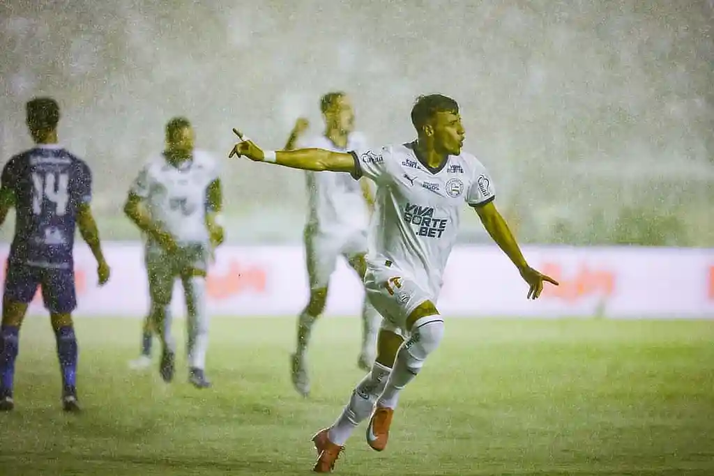 Lucho comemora seu gol contra o Confiança, na final da Copa do Nordeste 2025