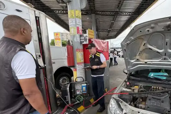 Fiscais do do ITPS interditam bombas de combustíveis em Sergipe